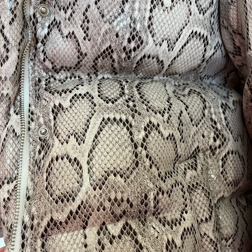 En Saison Gray Puffer Jacket with Snakeskin Pattern - Picture 2 of 6